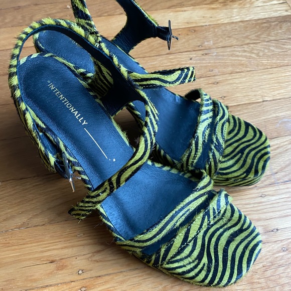 Intentionally blank Carmen lime zebra heels size 7 - Picture 2 of 3